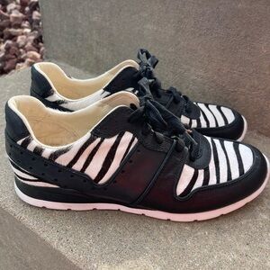 Ugg Deaven Exotic Cow Hair Zebra Print
Women's Sneaker Size 9